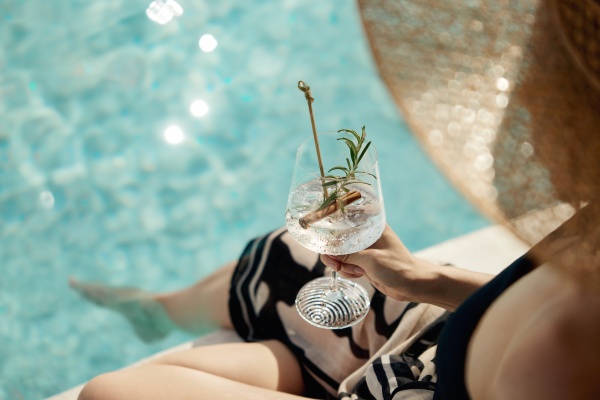 1768321105.jpg LS 24 Thila - Cocktails poolside.jpg