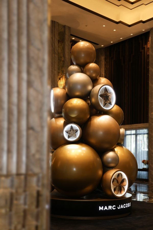 1764391704.jpg Marc Jacobs Fragrance圣诞树_副本.jpg