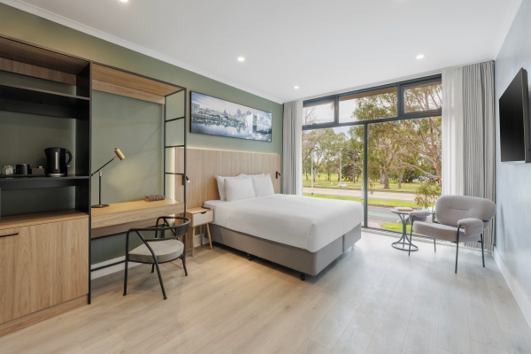 Park Inn by Radisson Melbourne Carlton - room.jpg