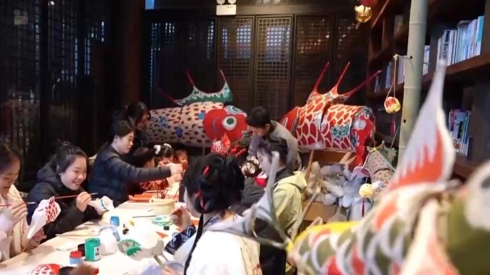 告别“到此一游” 00后旅游主打“爱你老己”